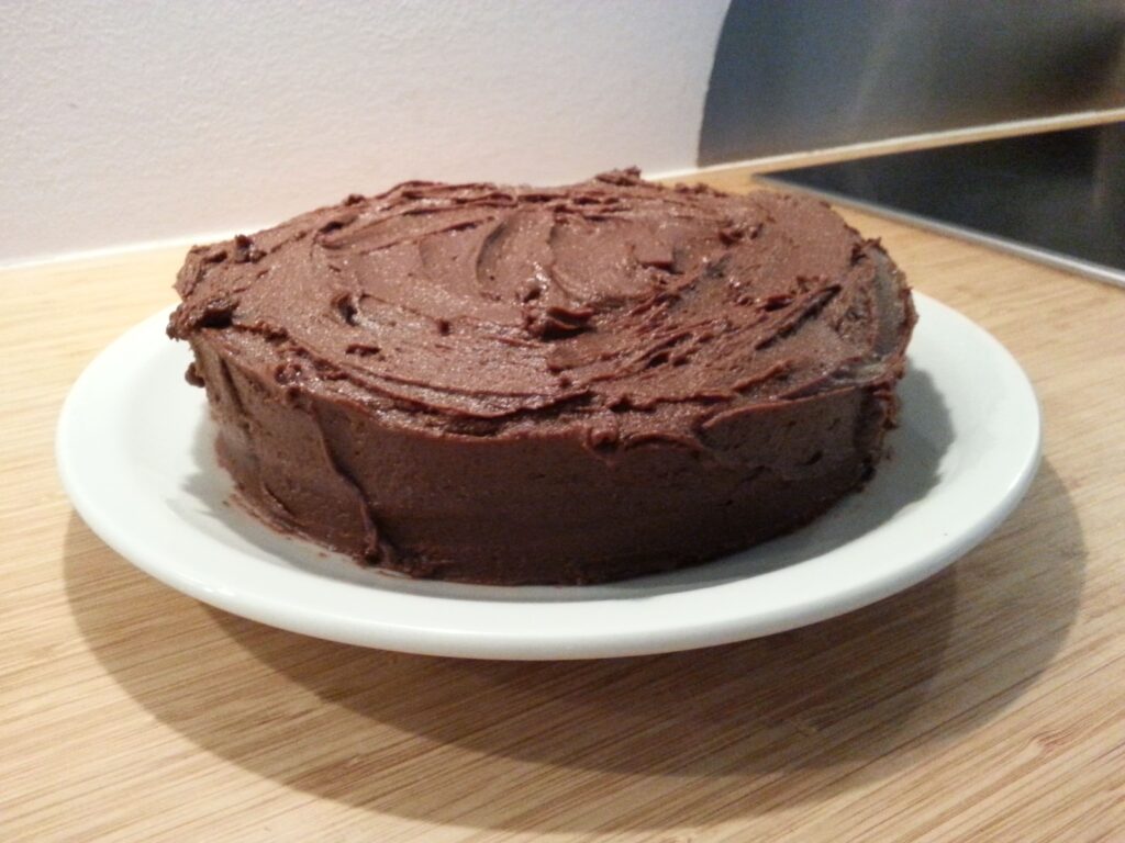 Blød chokoladekage med glasurcreme