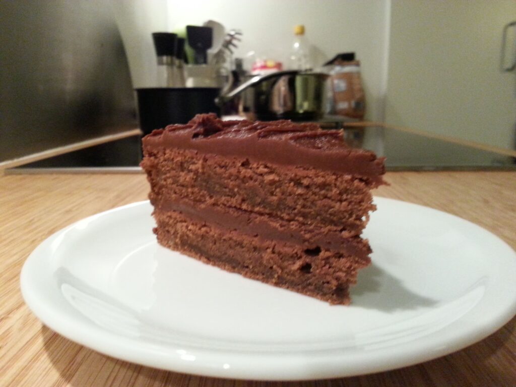 Blød chokoladekage med glasurcreme